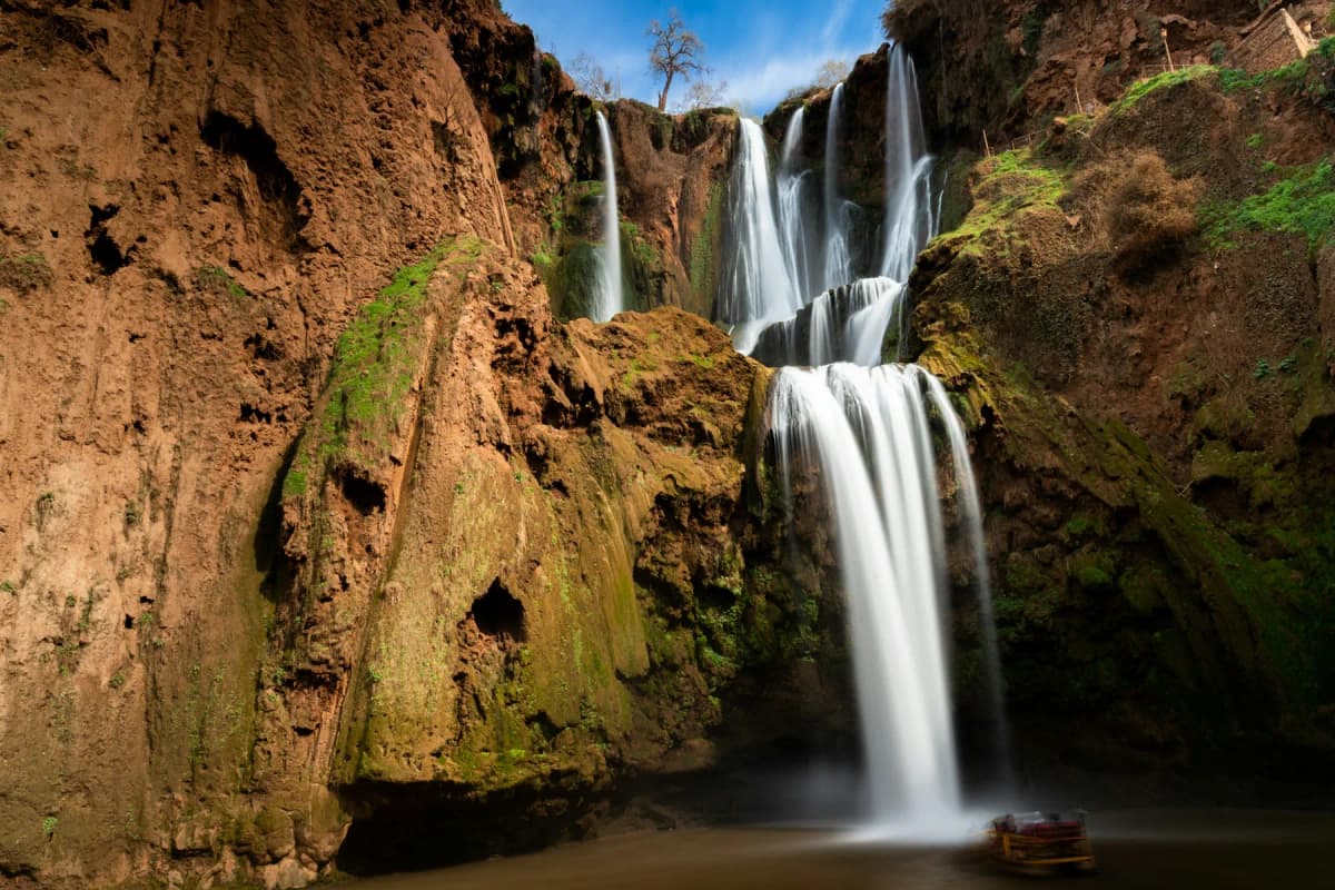 A small boat on the pool below the Ouzoud waterfalls