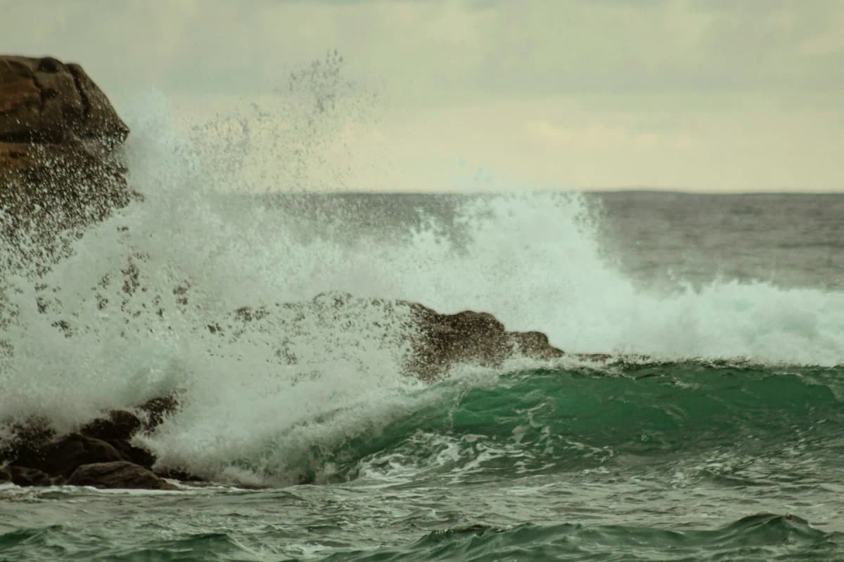 Waves breaking against rocks at Carrizalillo in Puerto Escondido
