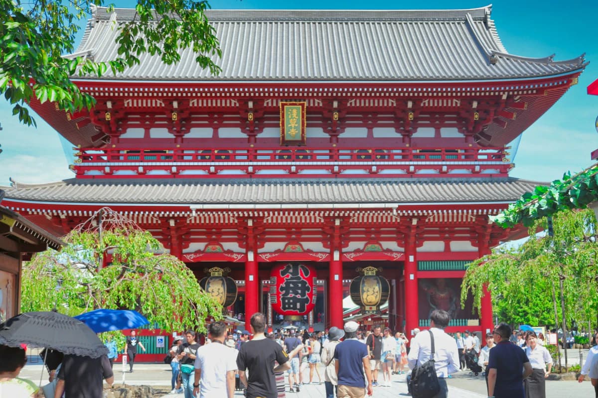 Visitors at the red Hozomon gate of Senso-ji temple in Asakusa, Tokyo