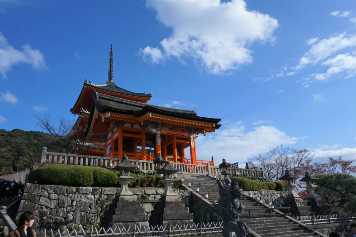The vermilion gate and three-storey pagoda at the entrance to Kiyomizu-dera temple in Kyoto